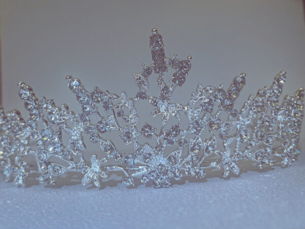 Crystal Crown. Sparkling rhinestone crown. Tiara diameter 15cm Height approximately 5.5cm weight 80g. This beautiful crown is so glam. Our biggest yet. If you want to feel like a princess and want to stand out Meila crown is for you.